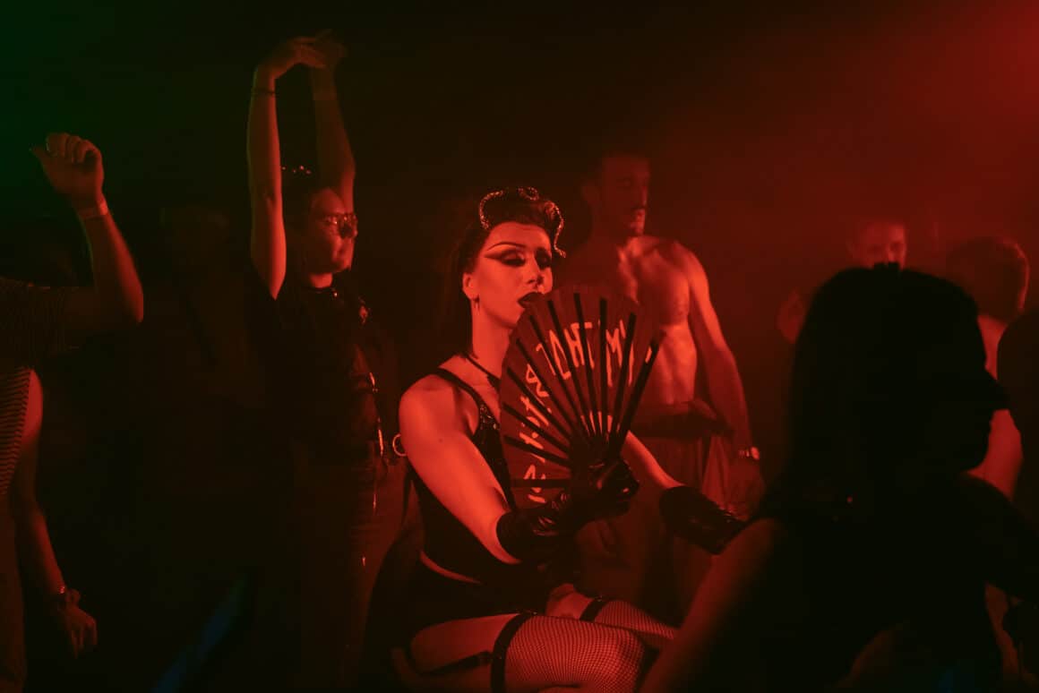 dancing in the dark vendredi 25 novembre 2022 décadanse dj sets techno trance drag queen paillettes scène 360 iren dev
