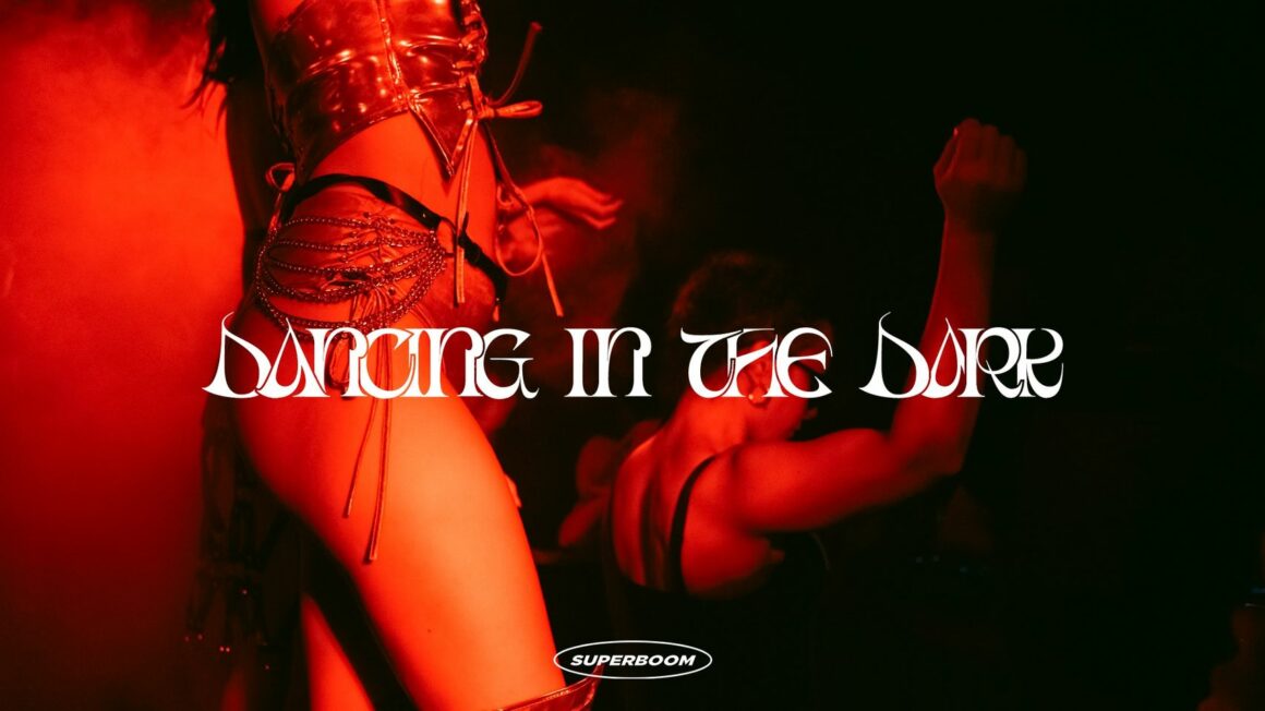 dancing in the dark vendredi 24 février 2023 décadanse nantes dj sets techno trance paillettes habits de fête drag queen noir pénombre boiler room